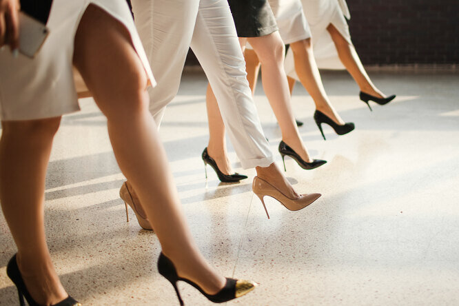 Вердикт медиков однозначен: высокие каблуки могут быть опасны для здоровья женщин. Несмотря на это, мы продолжаем их носить. Почему девушки всё еще ходят в неудобной обуви, объясняют ученые.