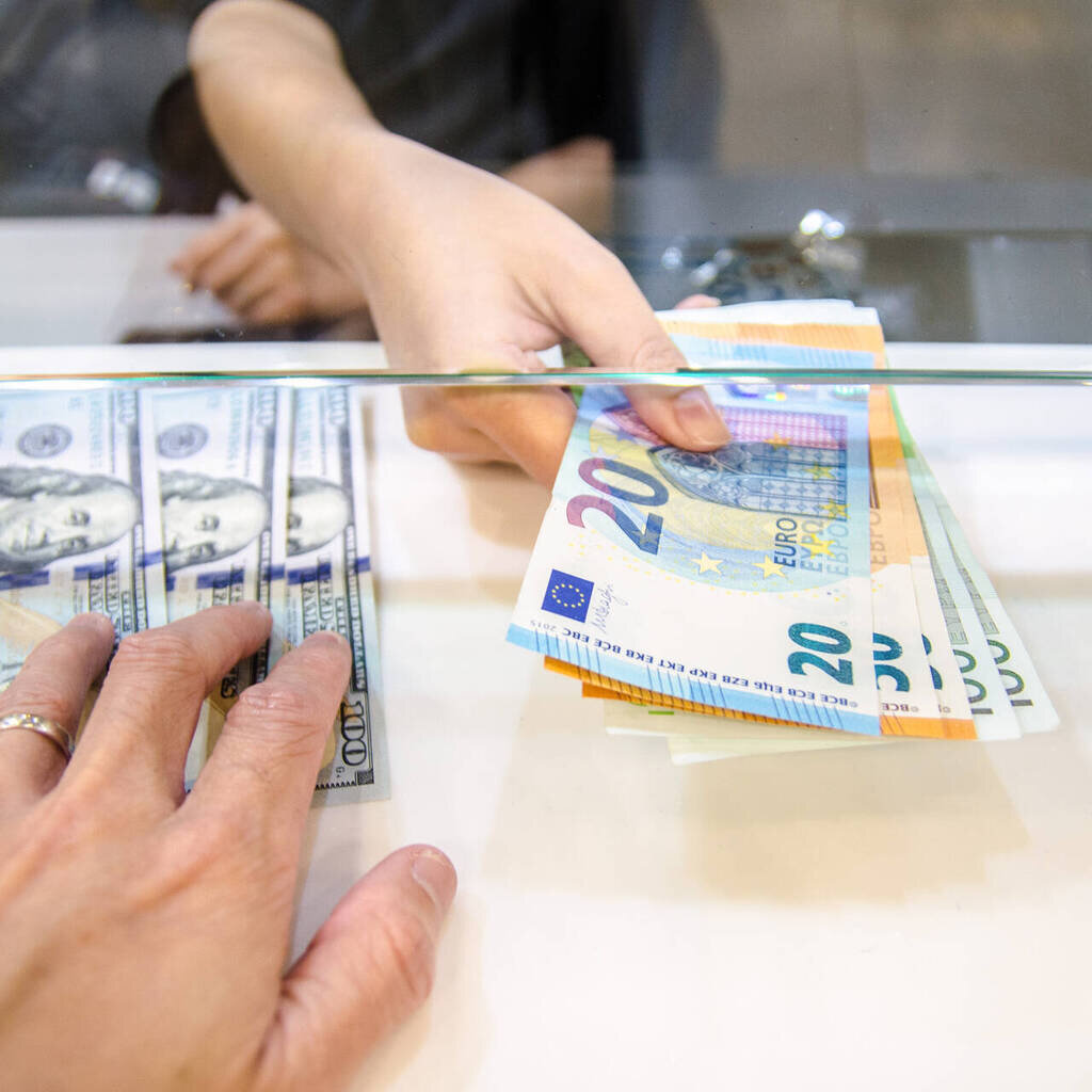 Курсы евро и доллара сравнялись. /Фото: icdn.lenta.ru