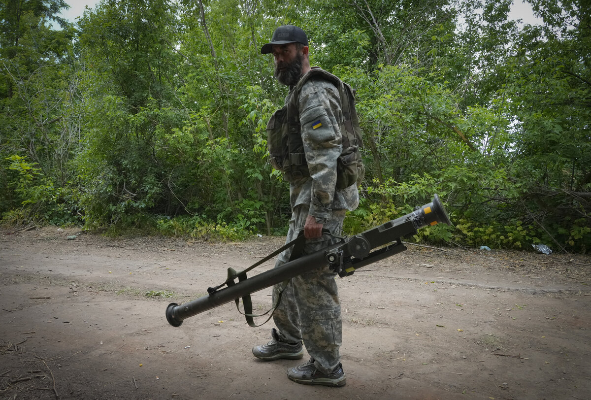     Украинский военный с ПЗРК Stinger / AP / Efrem Lukatsky