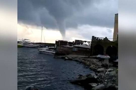    Жители Геленджика поделились видеороликами с затопленными улицами