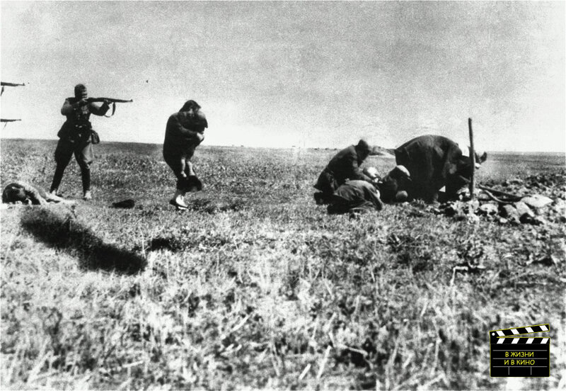 Одна из самых известных фотографий Холокоста на Украине, 1942 г. Общественное достояние