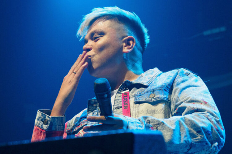 «Спасибо земле Башкортостана за то, что я родился и вырос среди благородных людей-воинов, сильных духом БашКортов. Спасибо Татарстанцам, что приняли меня в свою семью, приютили и обогрели, в трудные времена протянули руку помощи и сделали из меня «большого артиста», — попрощался с поклонниками Элвин Грей в соцсетях