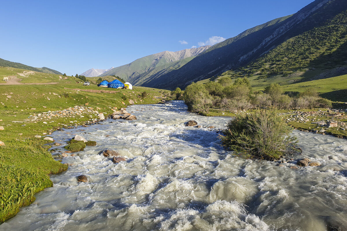 Юрты местных "фермеров" в Григорьевском ущелье. Киргизия. Фото: Корчагина Татьяна 