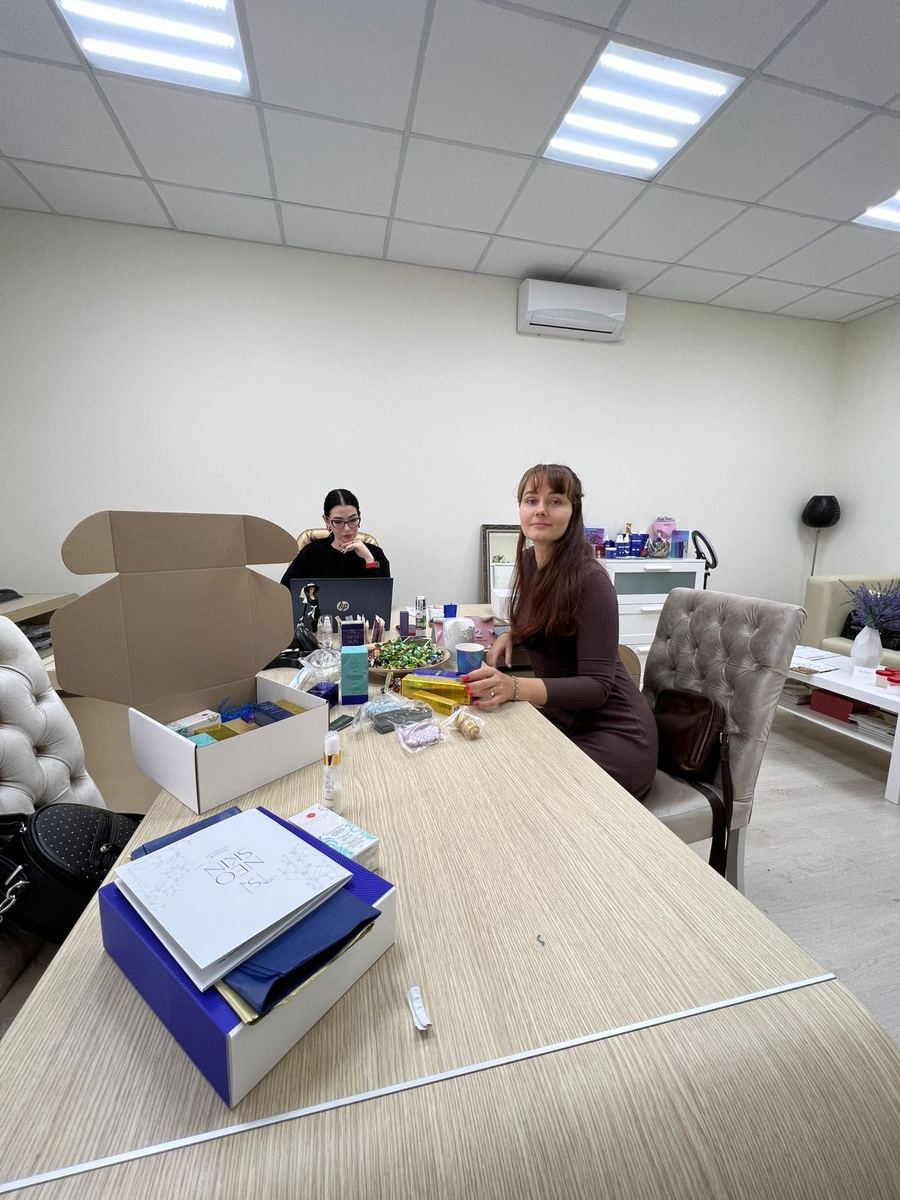 Завершаем с моим новым партнером Натальей Пикиной комплектацию новых бьюти боксов в офисе ее фирмы-производителя косметики