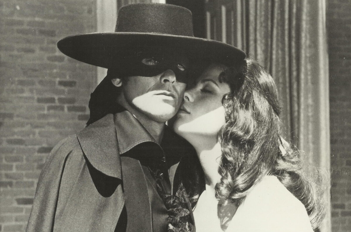 Зорро в исполнение Алена Делона в фильме 1975 года