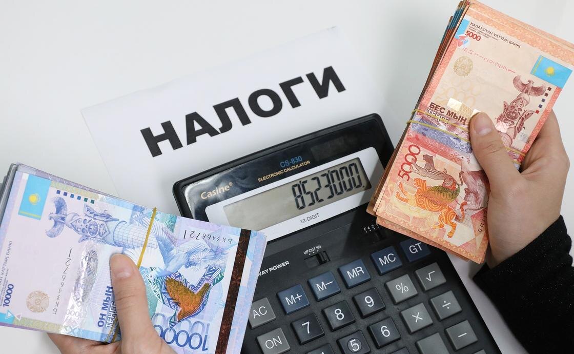    Бухгалтер подсчитывает деньги:NUR.KZ / Петр Карандашов