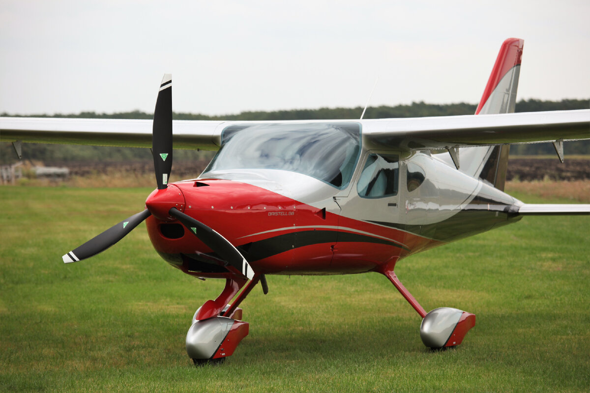 Компания BRM-AERO в 2022 году выпустила новую модель самолета с верхним расположением крыла, без подкосов.  Самолет может выпускать с любым двигателем ROTAX.-2