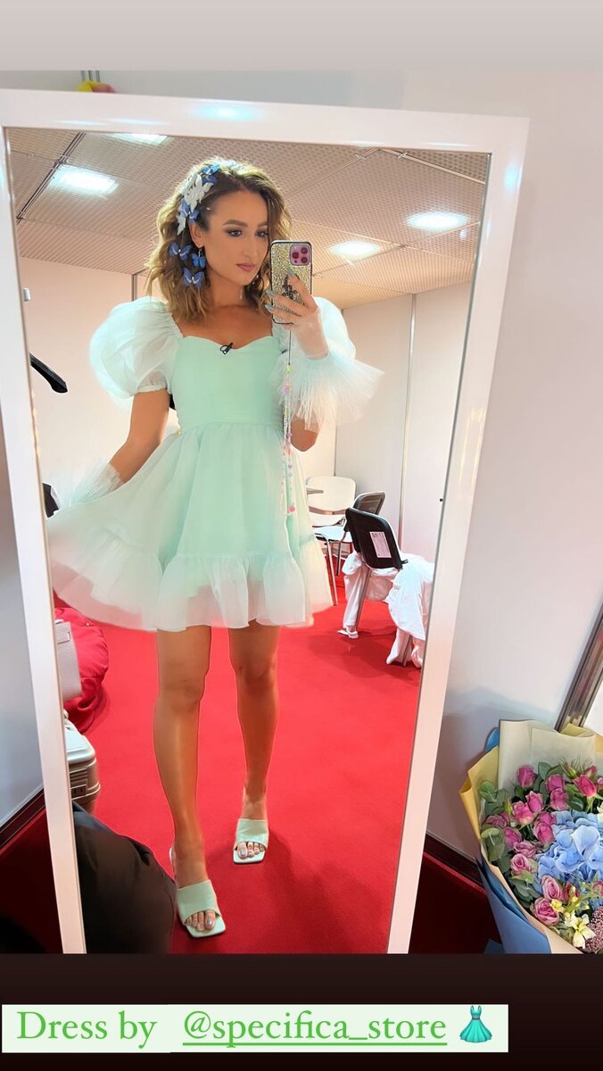    Ольга Бузова в нежном образе на съемках шоуСоцсети Ольги Бузовой