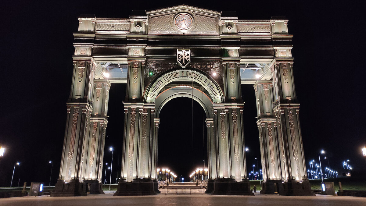 Гигантская арка-звонница. Листайте дальше->