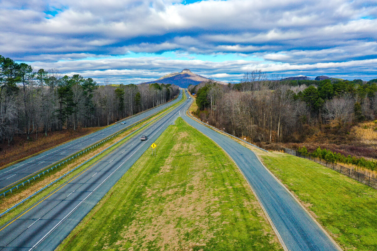 https://www.freepik.com/free-photo/aerial-shot-road-with-pilot-mountain-north-carolina-usa-cloudy-blue-sky_10990966.htm / Image by wirestock</a> on Freepik