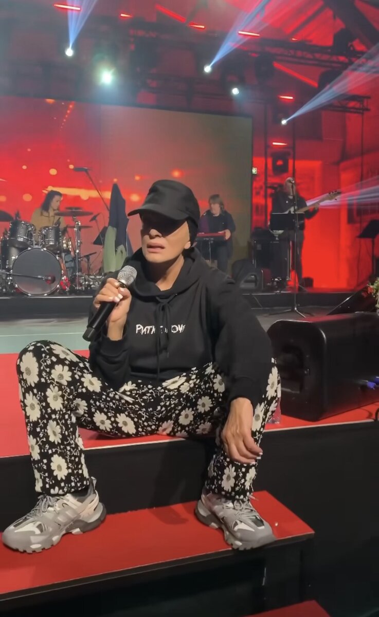     Поклонников певицы удивила ее поза скрин из видео: соцсети