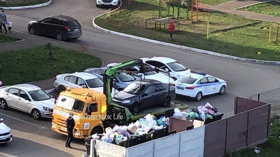     В Зеленодольске водитель автомобиля «Лада Гранта» пытался уйти от погони инспекторов ДПС внутри жилого комплекса «Акварель». Кадры погони опубликовали очевидцы в ряде Telegram-каналов.