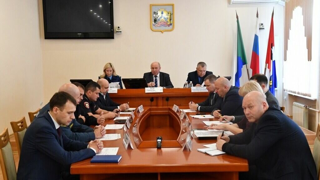     Состоялось внеочередное совместное заседание антитеррористической комиссии и межведомственной комиссии по обследованию и категорированию мест массового пребывания людей на территории Хабаровска.