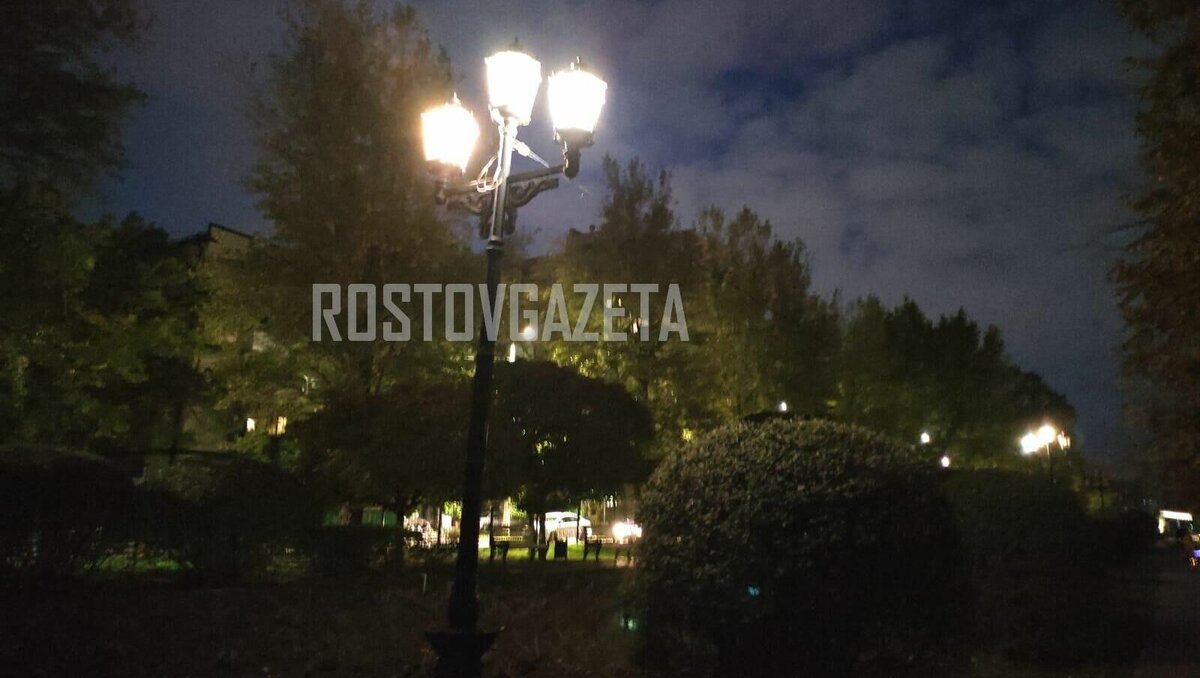     На освещении на Западном в Ростове, видимо, решили экономить. Фонари во дворах и парках светят очень тускло. В темное время суток практически ничего не видно, сообщили RostovGazeta местные жители.