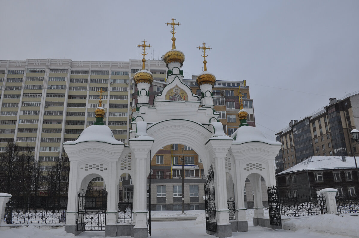 Вход на территорию храма.