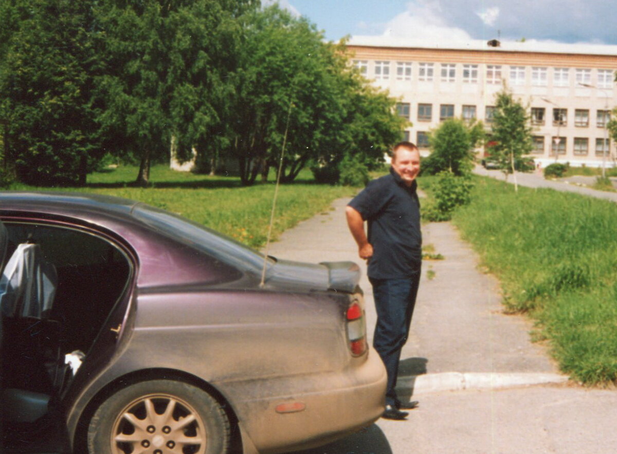 Машинка - участница той "гонки". Вопрос к знатокам: опознаете марку машины?