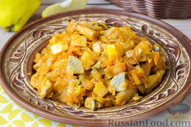 капуста, свинина, шампиньоны, лук репчатый, морковь, айва, томат-паста, лавровый лист, масло растительное, соль, перец чёрный молотый