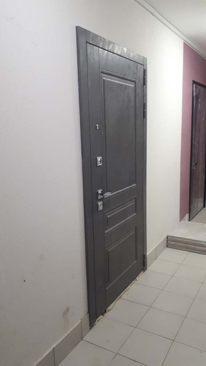 Фото 2. Деревянная накладная панель и наличники.