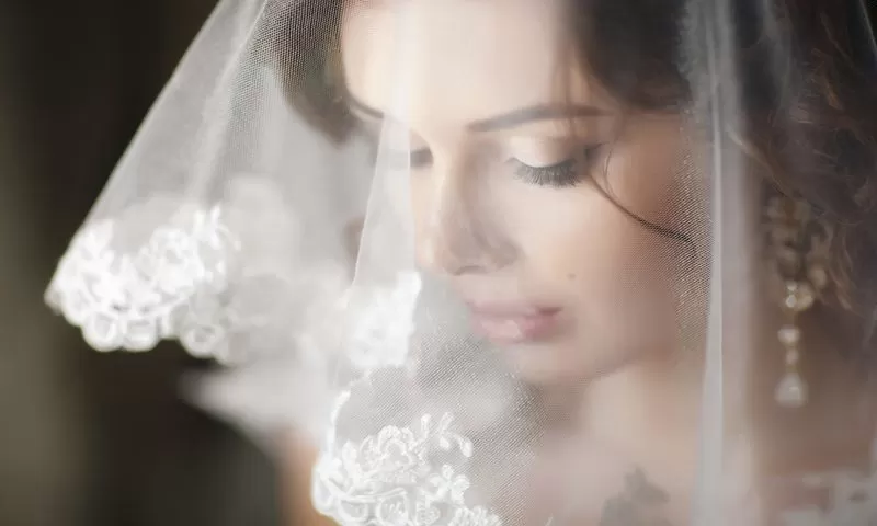 Катя не смотрела на жениха.