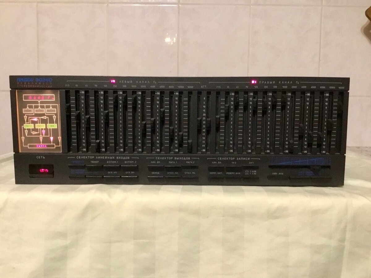 С одной стороны выглядит довольно таки профессионально. Наверное, не сильно опытный человек отнесет его скорее к студийной аппаратуре, нежели к бытовой.