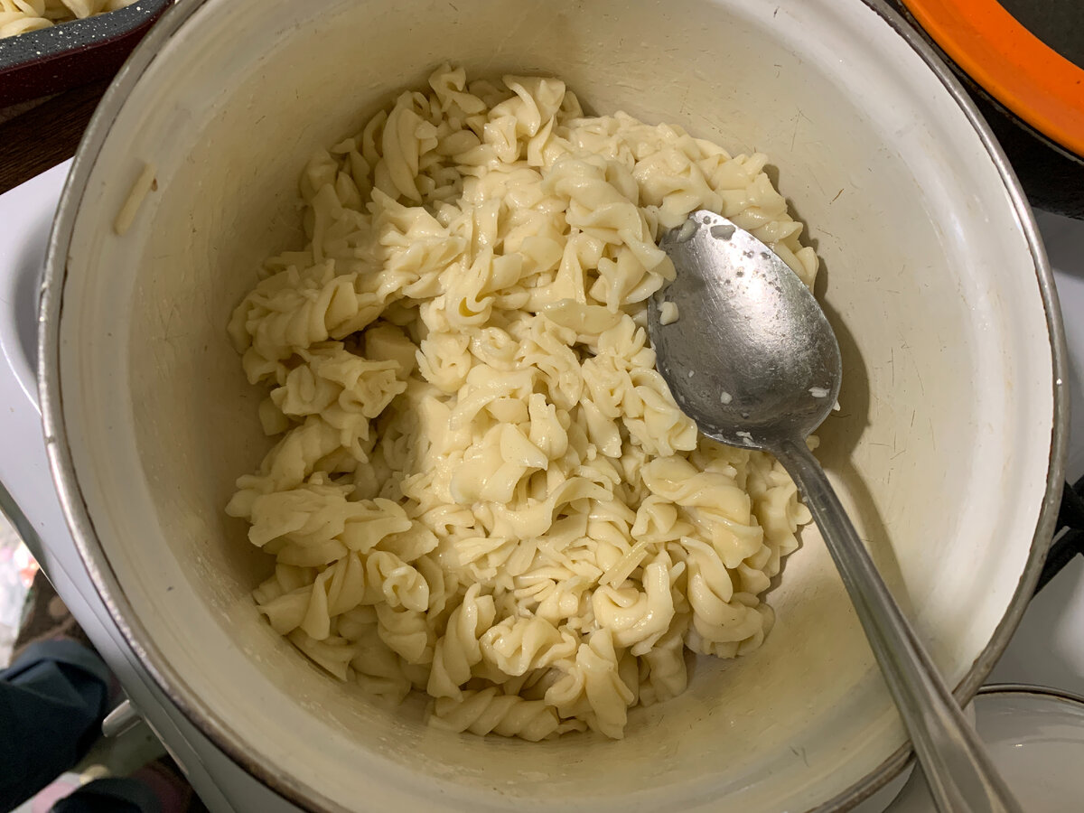 Запеканка из макарон с сосисками и сыром в духовке - рецепт с фото