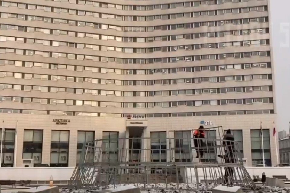     В прошлом году огни на главной зеленой красавице города зажгли 5 декабря. Фото: vk.com/murmansk.region