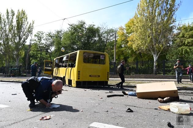    Уничтоженный в результате обстрела ВСУ рынка в Донецке пассажирский автобус Александр Погожев © ИА REGNUM