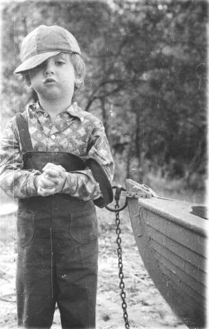 Артему 3 года, но он уже с лодкой)). Фото автора.