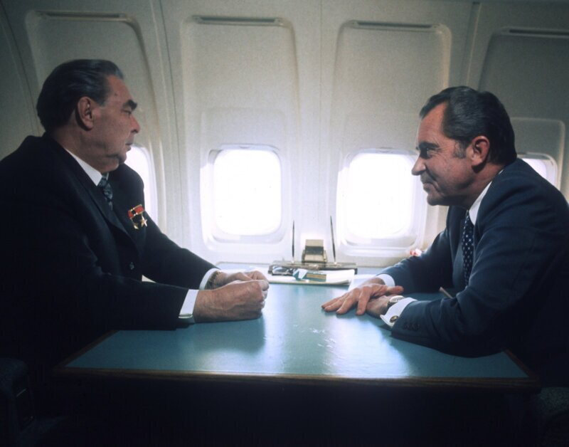 Ричард Никсон и Леонид Брежнев во время полета в Сан–Клименте, Калифорния на президентском борту Air Force One, 22 июня 1973 года. 