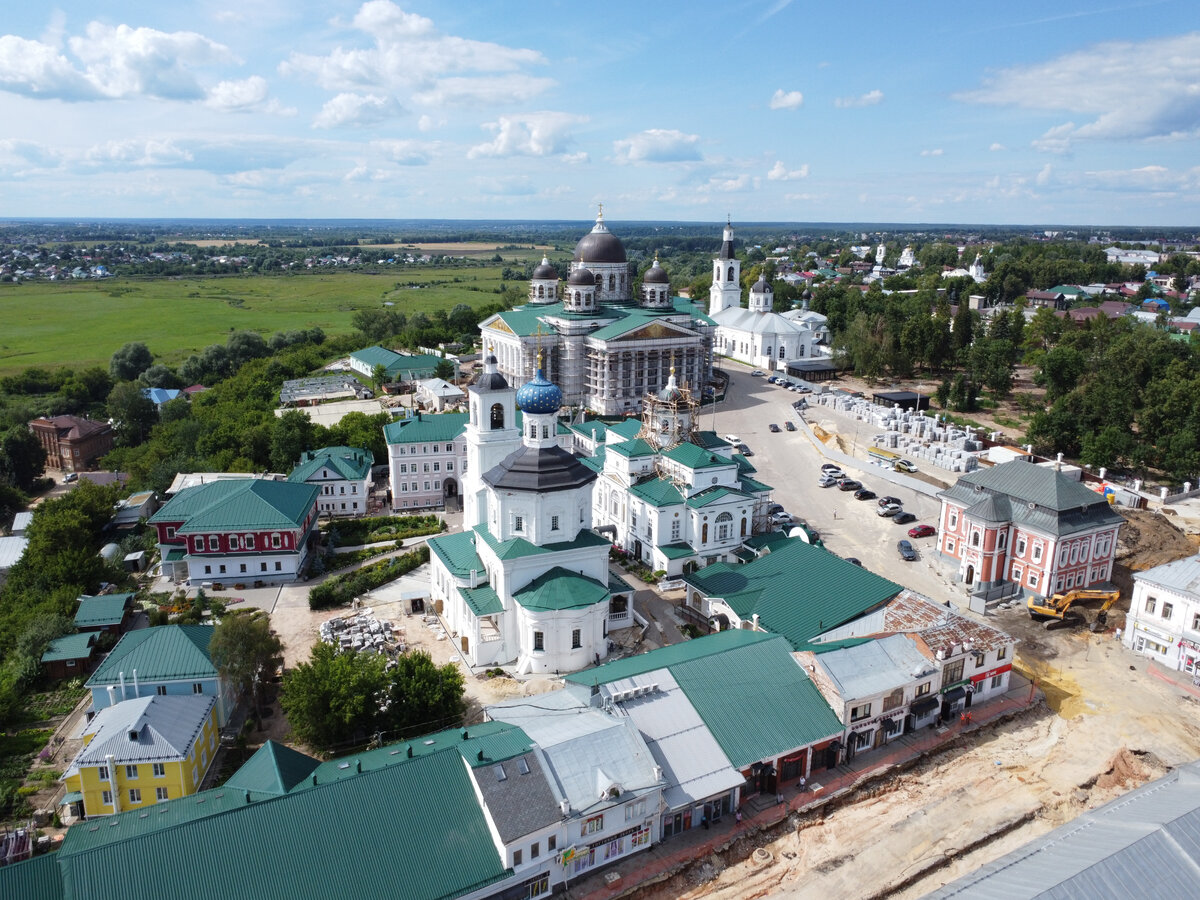 Вид на Николаевский женский монастырь и Воскресенский собор.