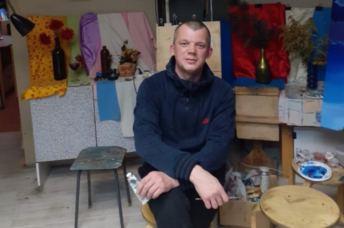    Уральский художник организовал выставку картин в поддержку военных