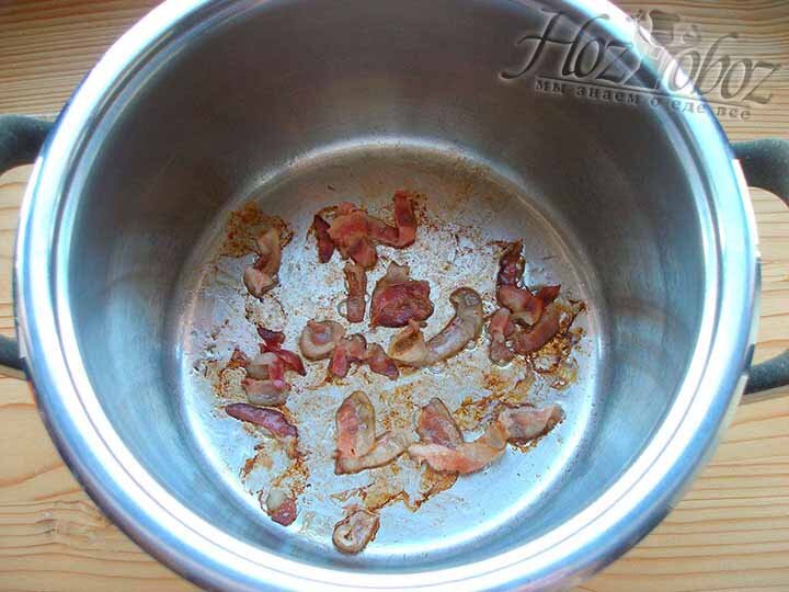 Ставим на огонь кастрюлю для супа и выкладываем в нее кусочки бекона