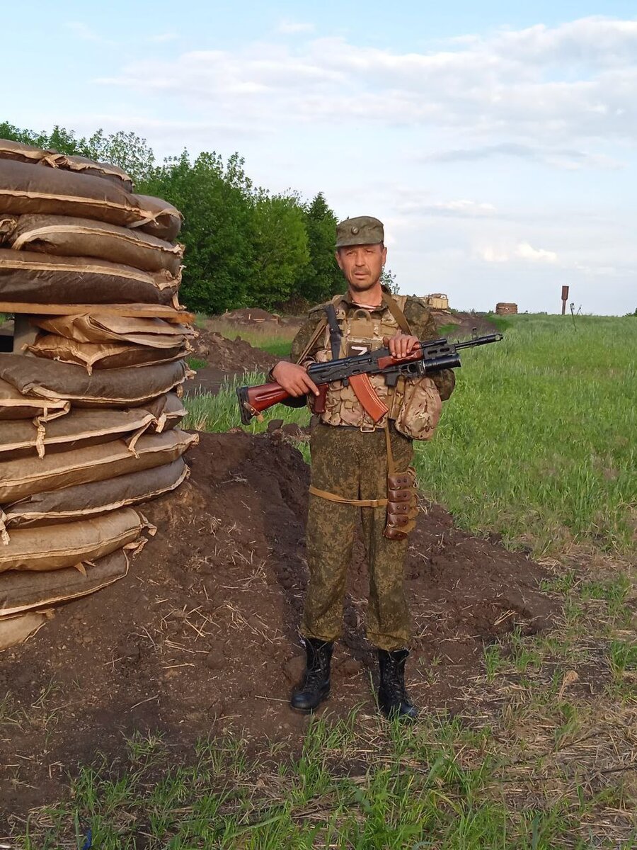 Тот самый и.о. начальника склада арттехвооружения. Слева - противоосколочный бронеколпак, обложенный мешками с песком.