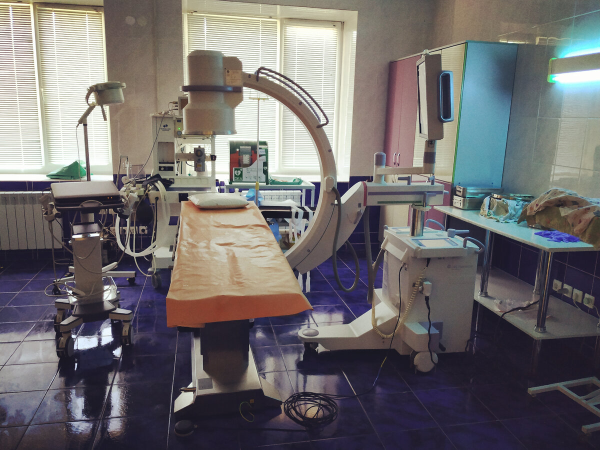 Это шоковая палата. Можете видеть портативный УЗИ аппарат, С-дугу, ИВЛ аппарат, различные инструменты для экстренных операций.