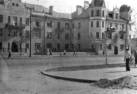 Первомайская, 12. Вид на главный (северный) фасад. Фотография из личного архива Бесова С.С., 1950-1955 гг., источник pastvu.com.