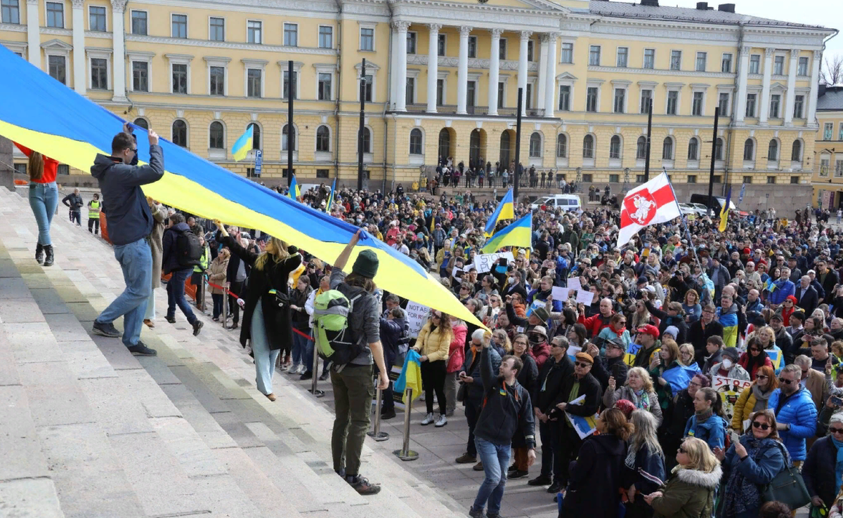 Тысячи людей выступили в поддержку Украины на Сенатской площади Хельсинки в феврале. Фото: Lassi Rinne