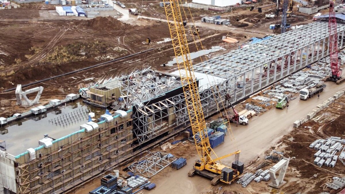 📷 1: На западном вестибюле продолжают монтаж каркаса футуристической отделки.