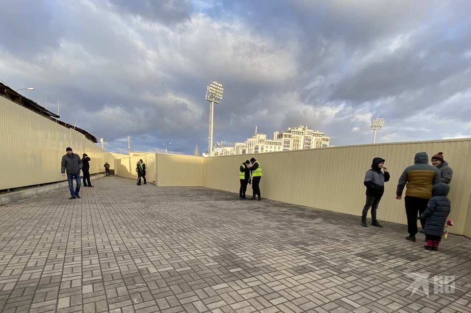     Перекур болельщиков и контролеров.