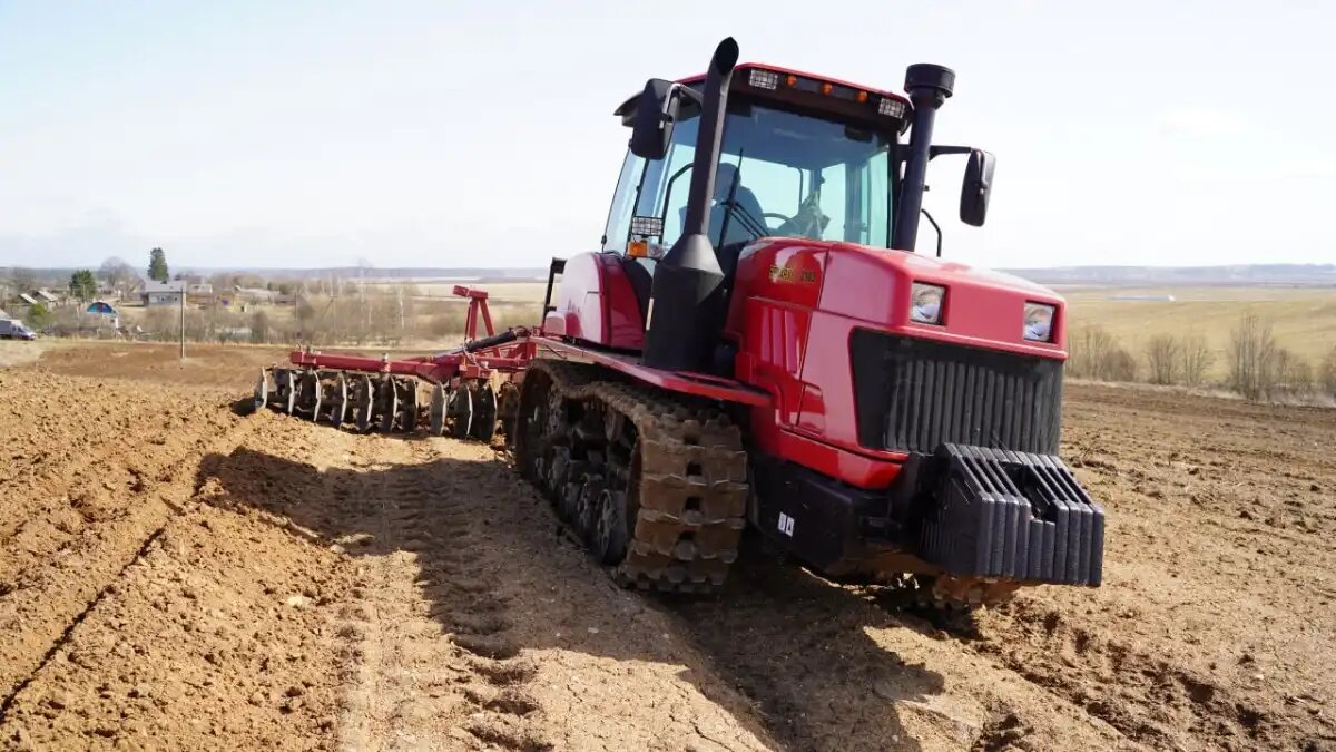 Фото: Пресс-служба ММЗ Гусеничный трактор BELARUS 2103 от МТЗ в поле