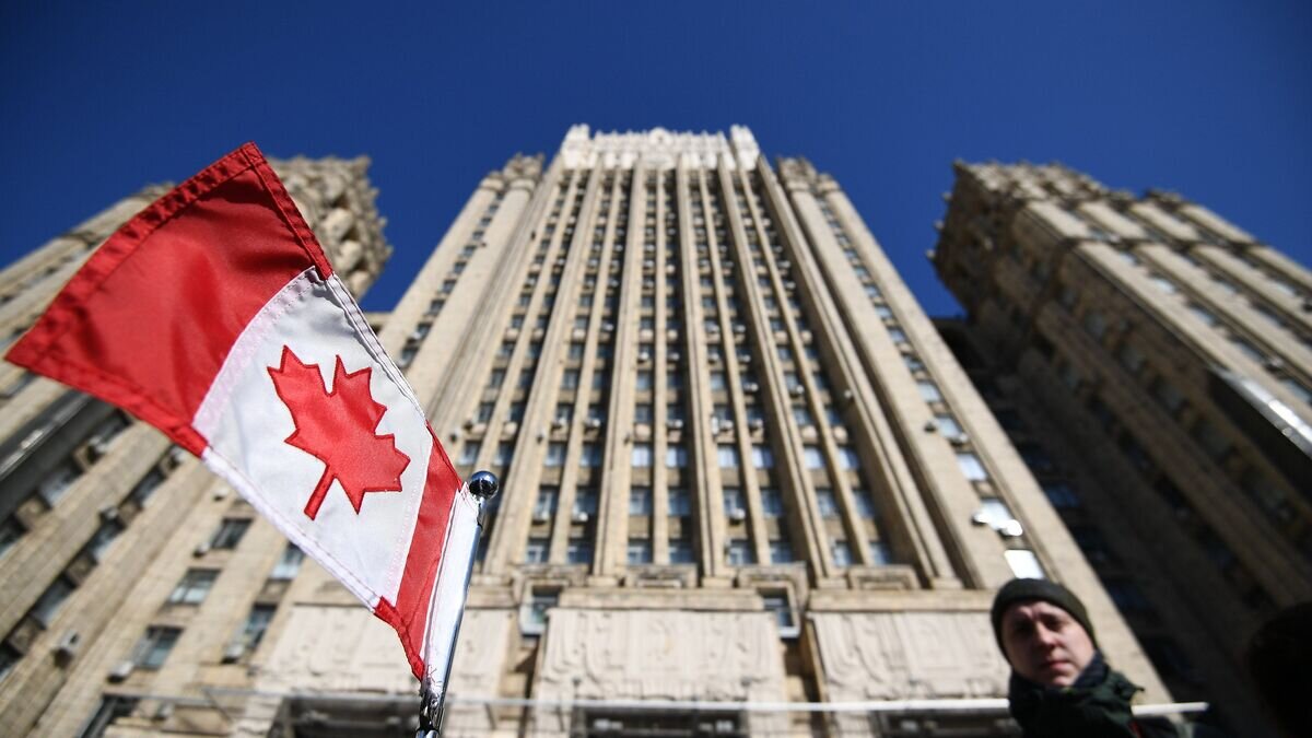    Флаг Канады на автомобиле посольства у здания министерства иностранных дел РФ. 30 марта 2018© РИА Новости / Рамиль Ситдиков