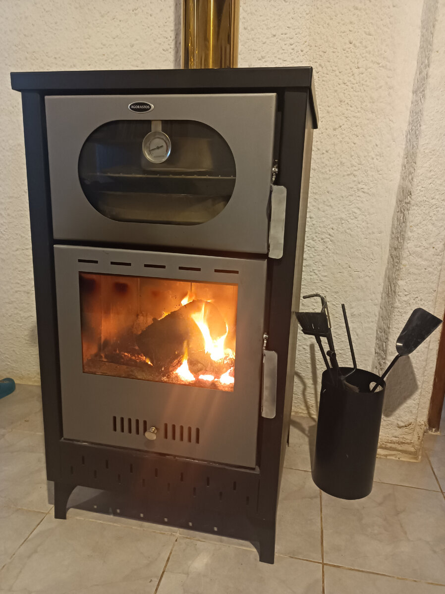 Немало семей на Крите топят дровами. Это наша печка. В этом году ещё не начинали, но уже скоро (фото автора)