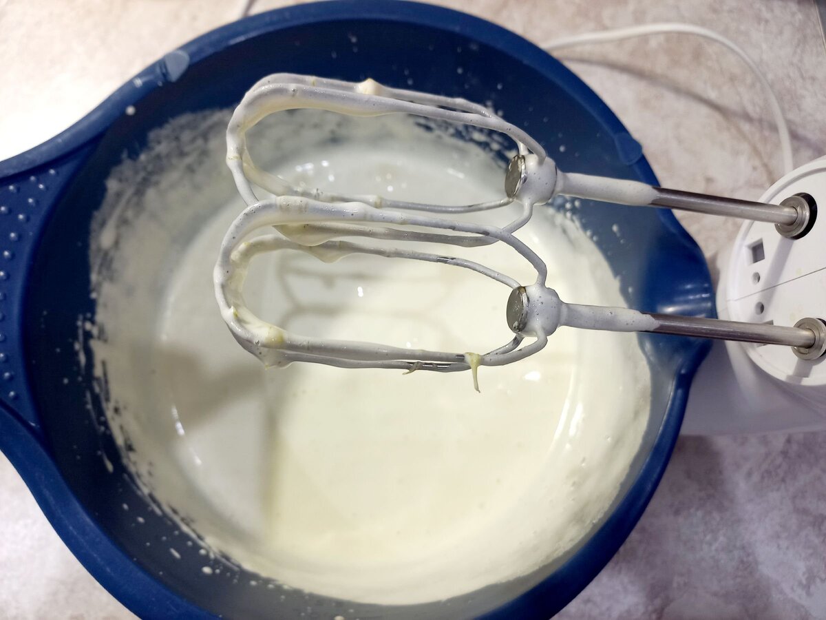 Взбивать около 10-15 минут. 