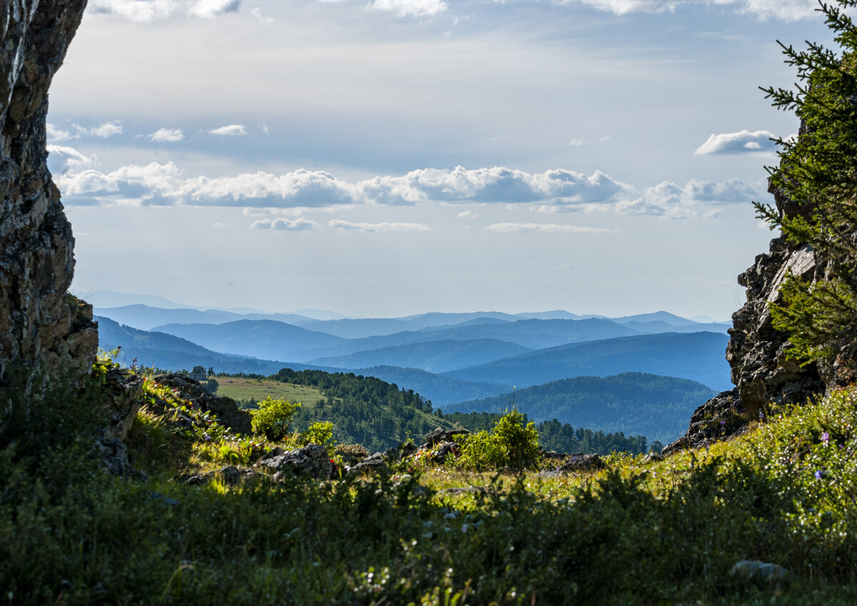 Это вам пейзаж с Семинского перевала алтайских гор для настроения!