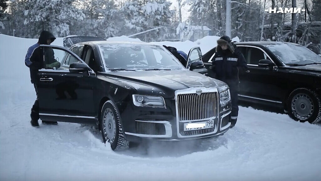     На машинах прокатились по заснеженным улицам Ноябрьска.