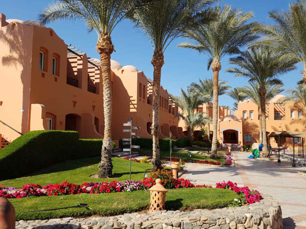 Территория отеля Jaz Makadi Oasis Resort & Club