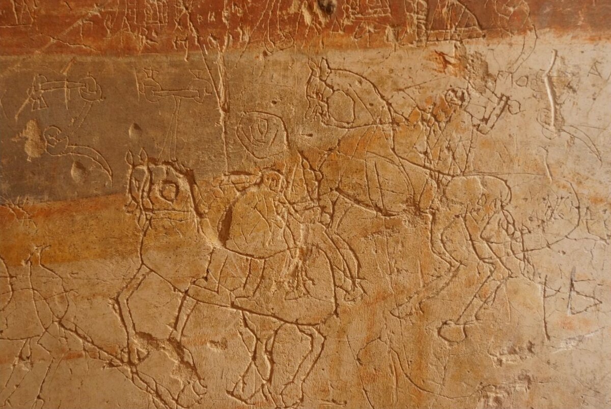 Все нижние части стен древних храмов были испещрены выцарапанными надписями и рисунками их прихожан. Они были, конечно, вандалами, но сколько интересной информации до нас донесли! Благодаря им храмы как бы особенно ожили! 