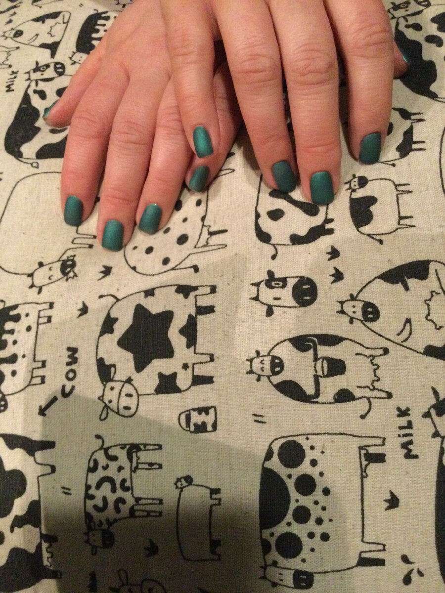 Мой сегодняшний маникюр — зелень с шиммером и матовым топом, мастер Оксана.