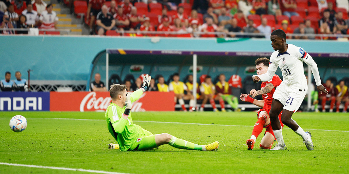 Тимоти Веа  забивает.  фото: картинки  яндекса.