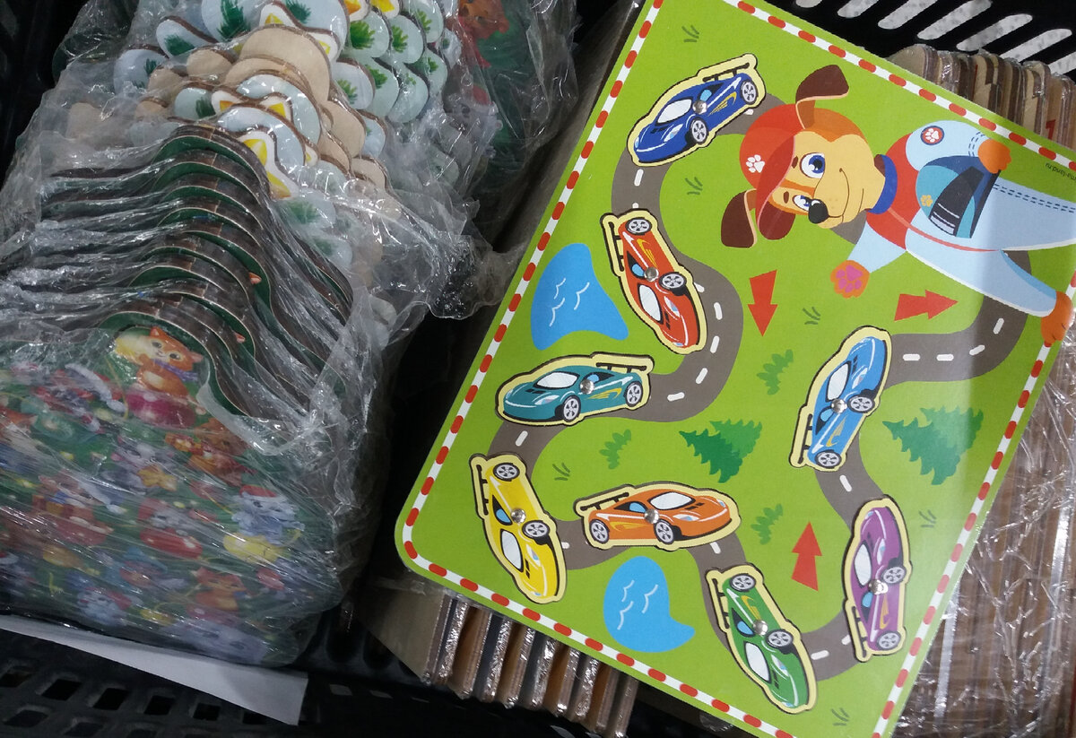 На первый взгляд ничего особенного в этой игрушке нет... однако машинки вынимаются со своих мест! Можно устраивать настоящие гонки!!!