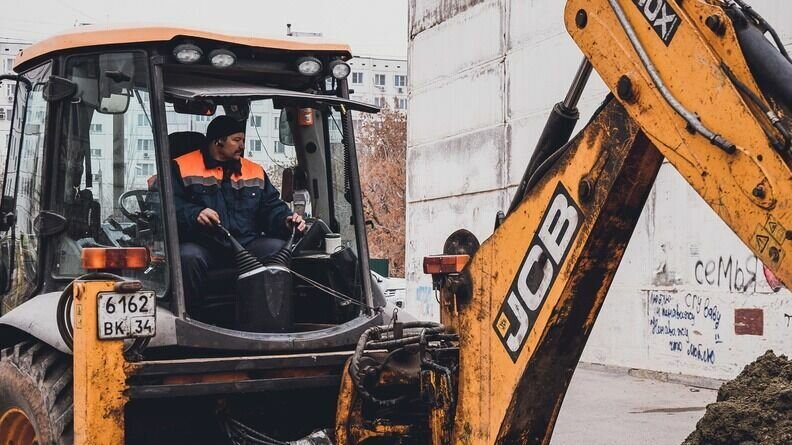    В столице региона произошло ДТП с участием легковушки и трактора. Момент аварии попал на видео, которое уже появилось в сети.